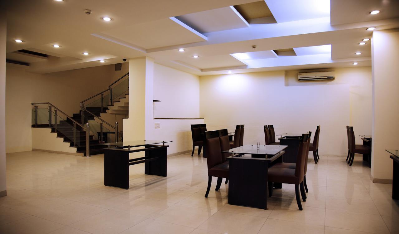 Fabhotel Oasis Dlf Phase 3 Gurgaon Exterior photo